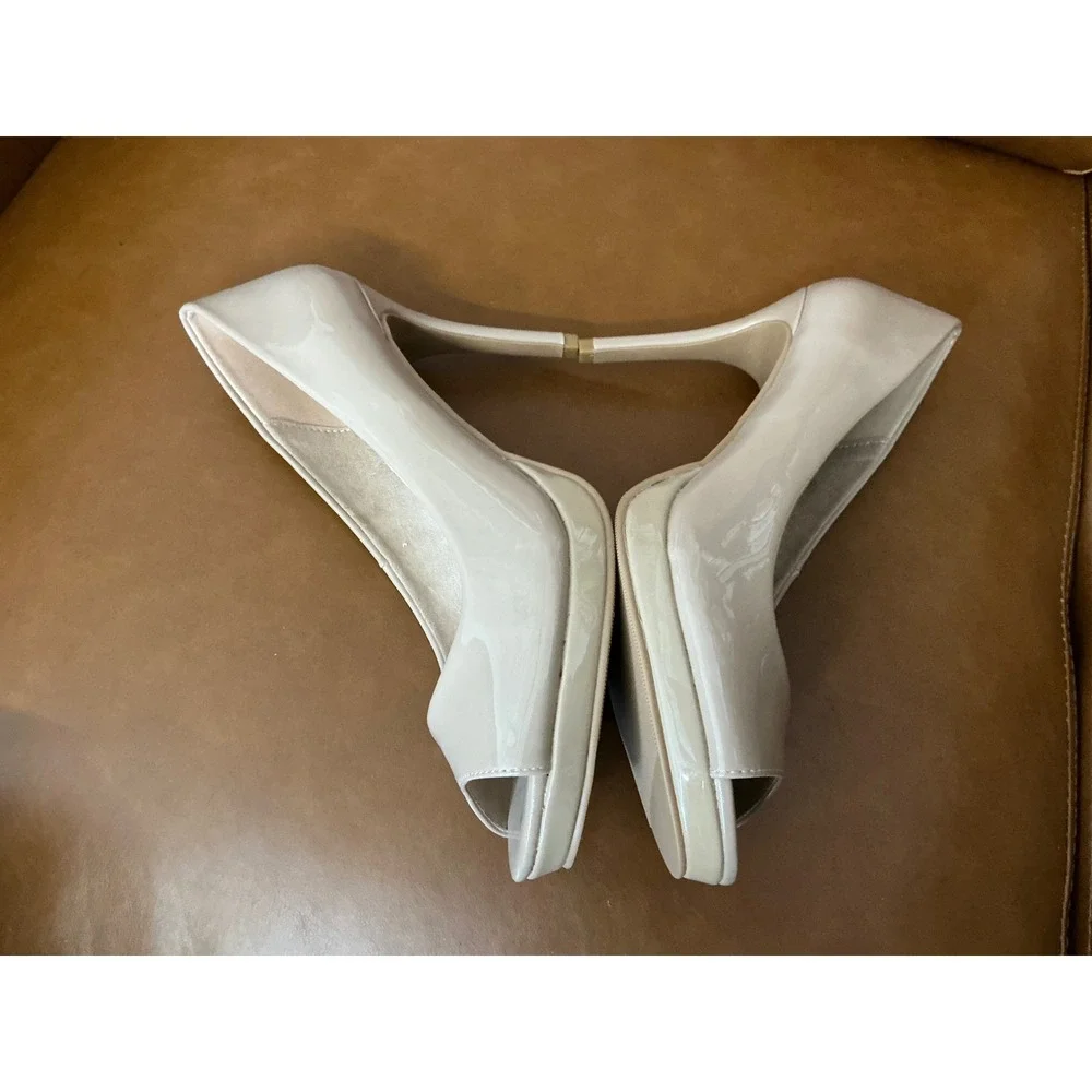 CL by Laundry Mild Peep Toe Pump Womens 8.5 Nude Patent Platform